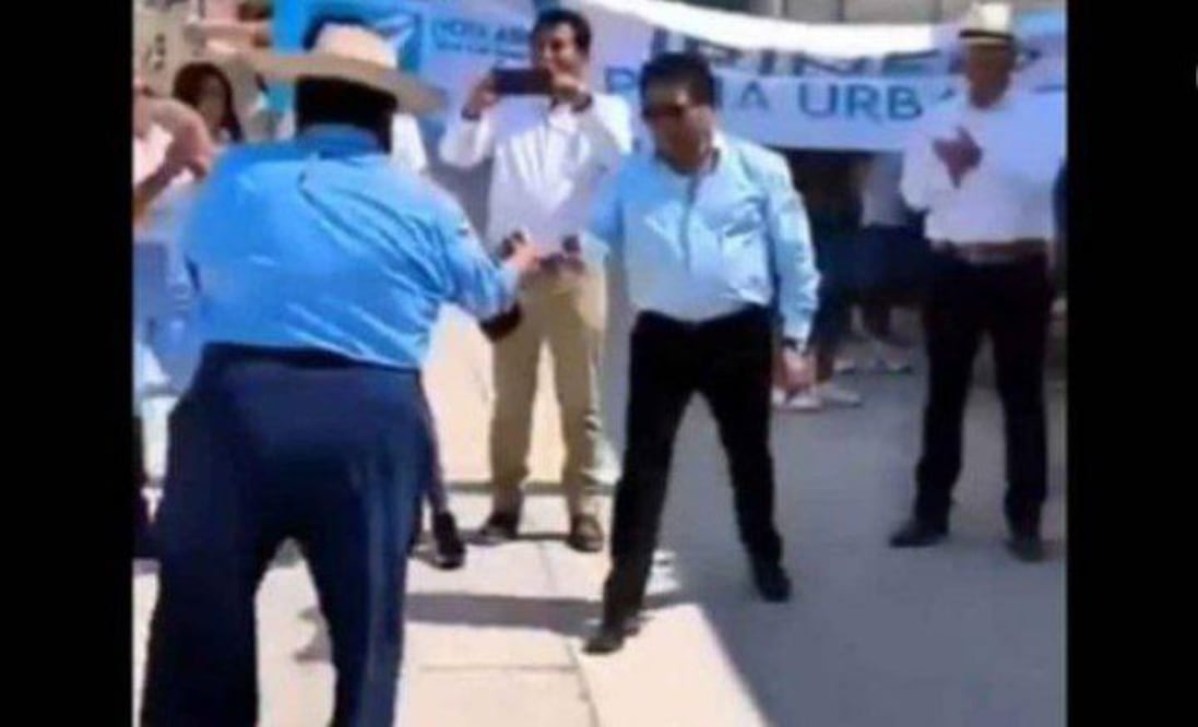 Noé Peñaloza entregó públicamente el dinero al candidato de Nueva Alianza | Foto: Video redes sociales