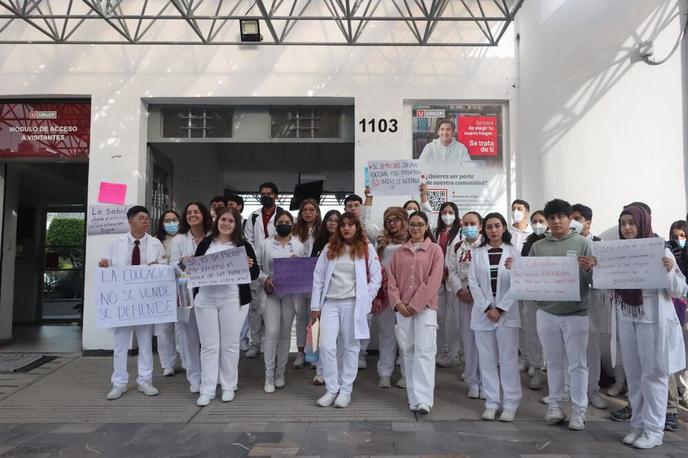 Estudiantes de la Escuela de Medicina de la UPAEP se manifestaron con pancartas | Foto: EsImagen