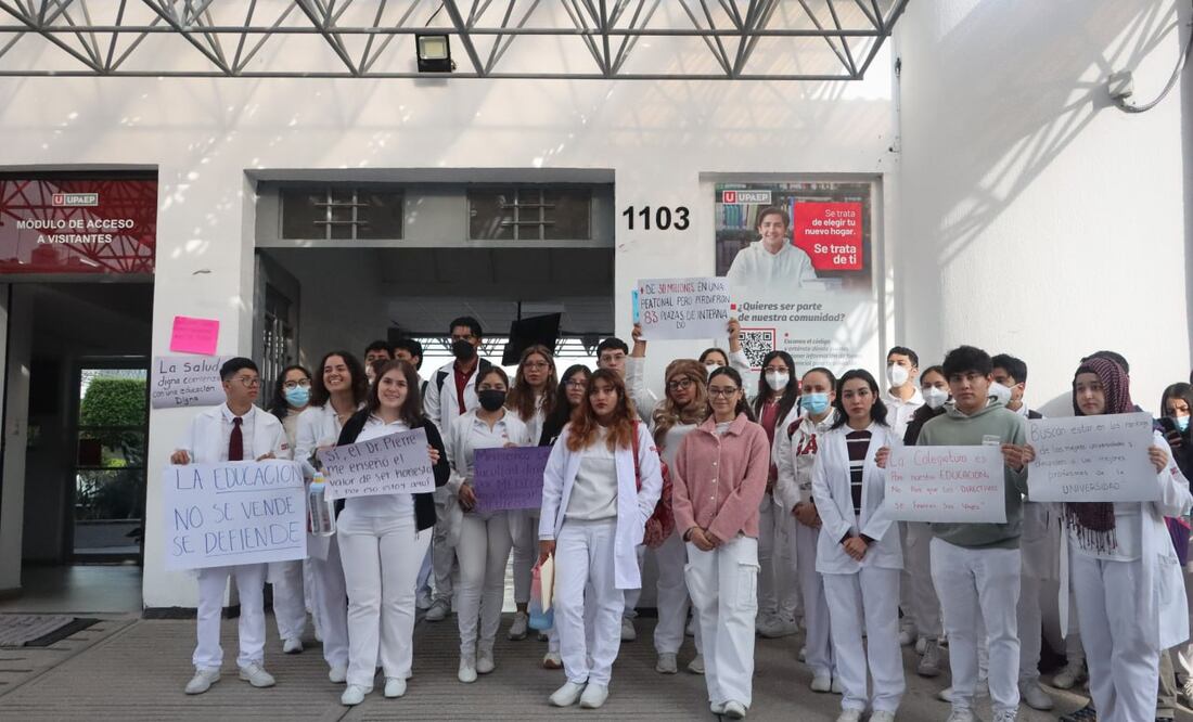 Estudiantes de la Escuela de Medicina de la UPAEP se manifestaron con pancartas | Foto: EsImagen