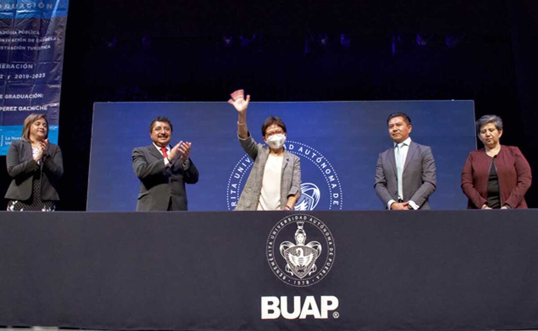 La rectora Lilia Cedillo se enorgulleció de los egresados | Foto: BUAP
