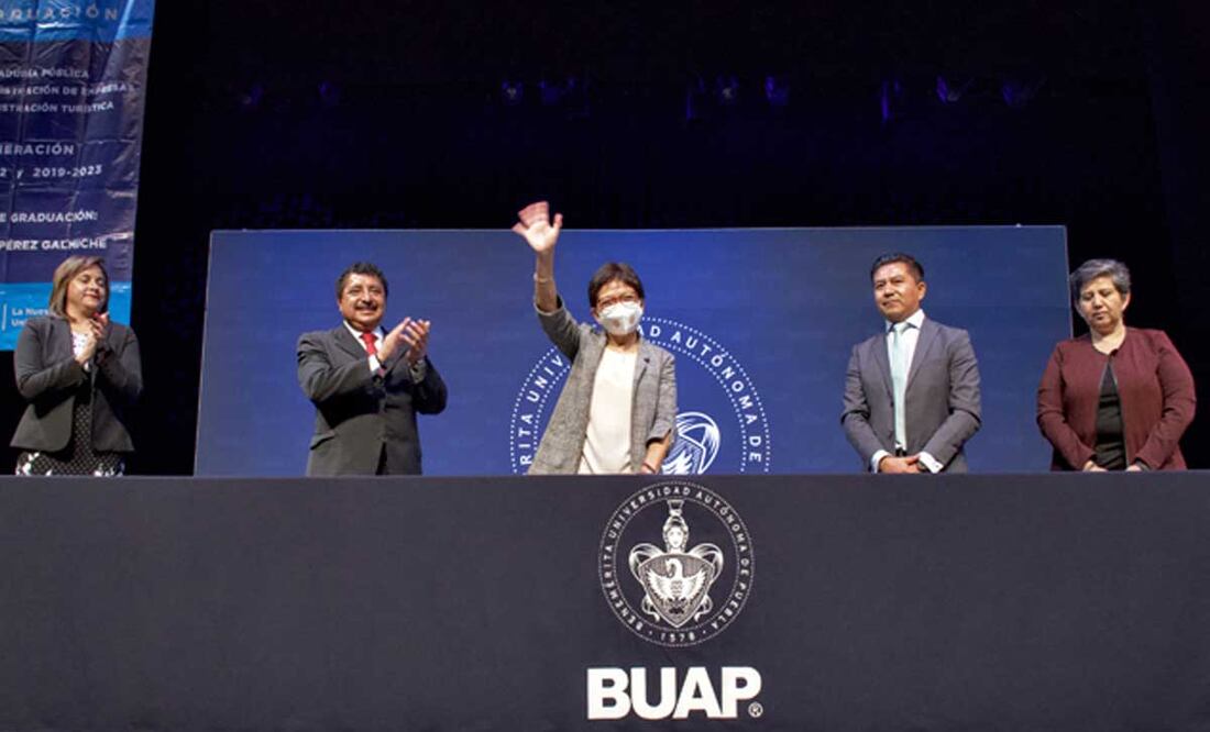 La rectora Lilia Cedillo se enorgulleció de los egresados | Foto: BUAP