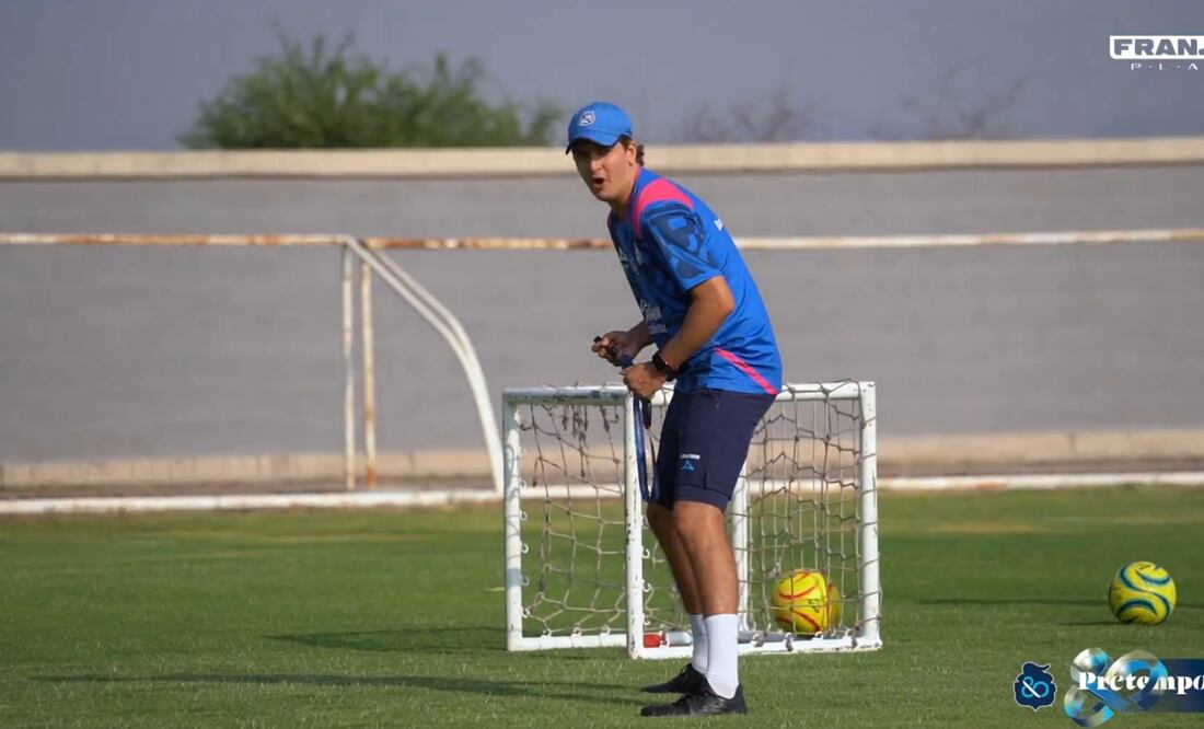 Desde que José Manuel “Chepo” de la Torre llegó, ha apostado todo por rescatar al Puebla. Para reforzar su equipo de trabajo, ha sumado a su hijo Sergio de la Torre como nuevo auxiliar técnico, quien sigue fielmente la doctrina de su padre tanto dentro como fuera del campo.
Foto: Producción El Universal Puebla