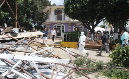 Reciben a pedradas a Norma Layón tras desplome en Texmelucan