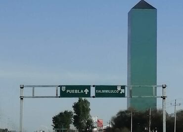 De quién es el rascacielos en medio de la nada en la autopista México-Puebla