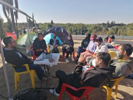 Profesores de la UDLAP instalan aulas al aire libre para impartir clases