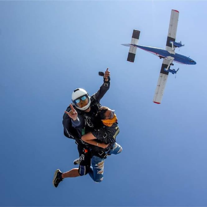 Lanzarse con paracaídas es uno de los deportes extremos que ofrece Puebla | Foto: Facebook Skydive Puebla