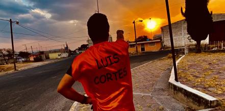 Disfrazado como superhéroe hace campaña en Puebla