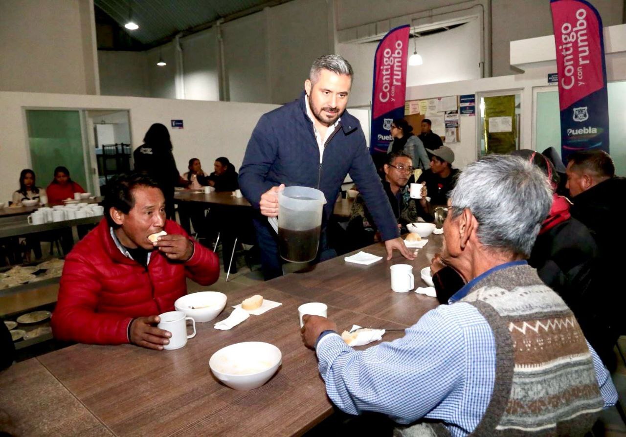 El presidente municipal y su esposa sirvieron la tradicional cena de fin de año | Foto: Especial