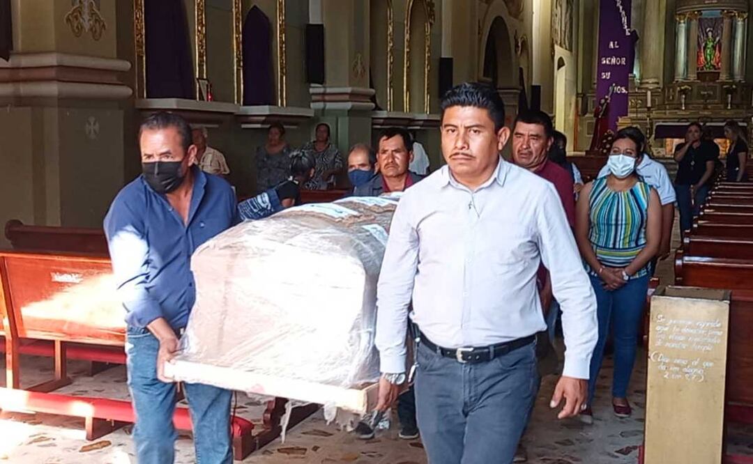 Tres jornaleros poblanos que murieron ahogados en Caborca, fueron sepultados en su natal Coxcatlán | Foto: Twitter Enrique Hernández
