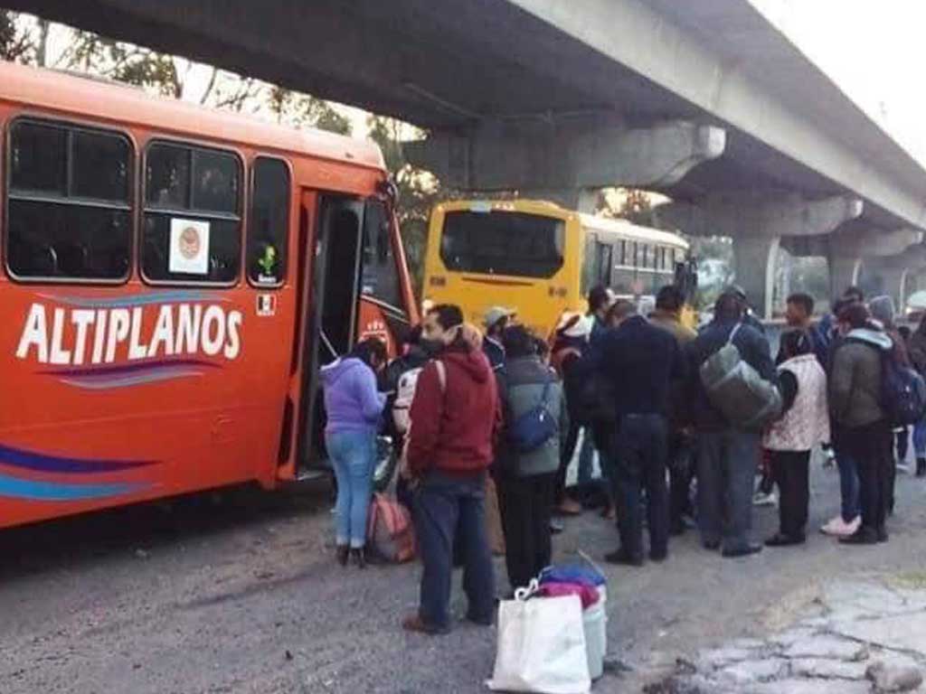Dos heridos tras violento asalto a transporte público en la México-Puebla