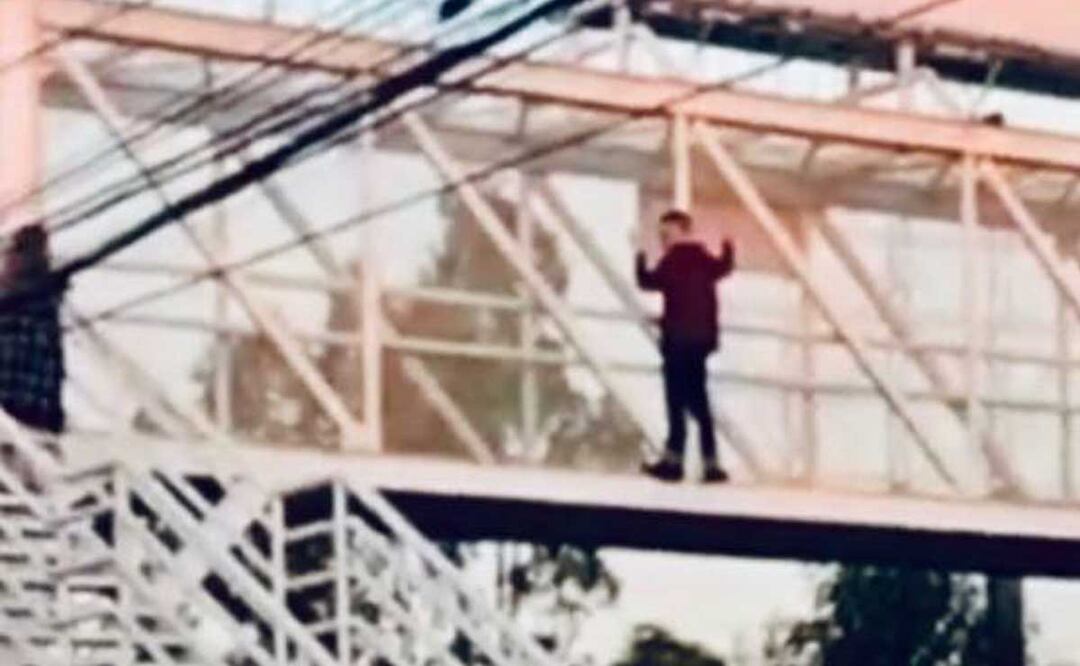 Un policía que hablaba inglés convenció al joven de no arrojarse del puente | Foto: Especial
