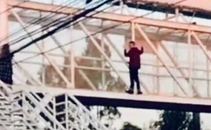 Joven extranjero intenta arrojarse de puente peatonal en la Recta a Cholula
