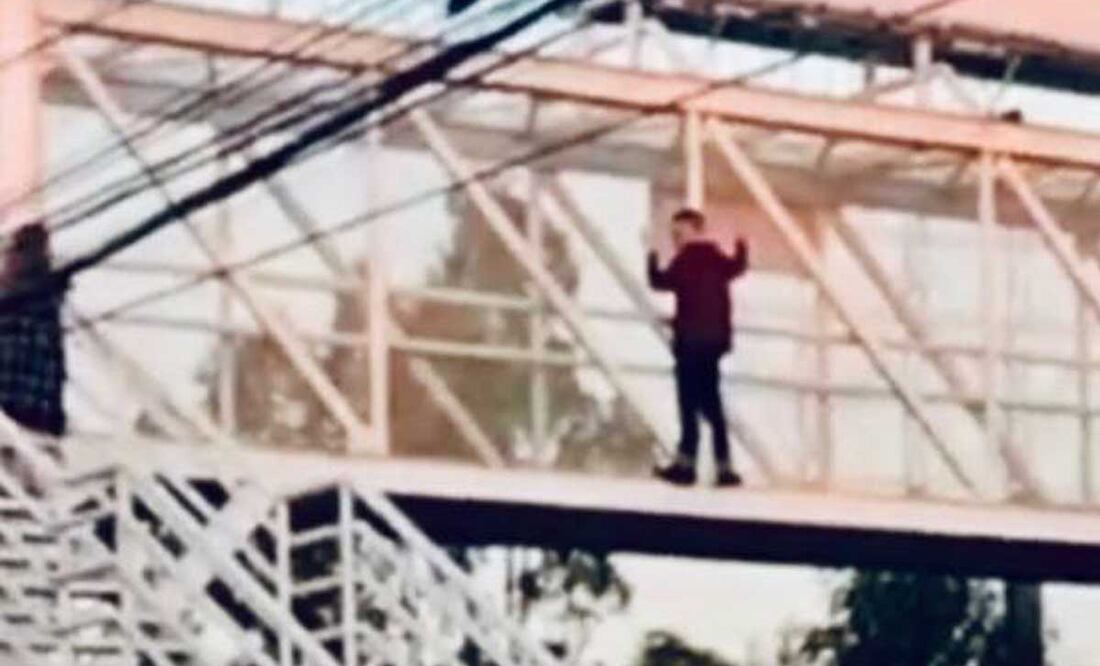Un policía que hablaba inglés convenció al joven de no arrojarse del puente | Foto: Especial