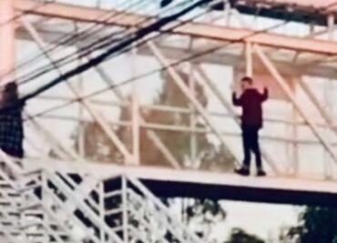 Joven extranjero intenta arrojarse de puente peatonal en la Recta a Cholula