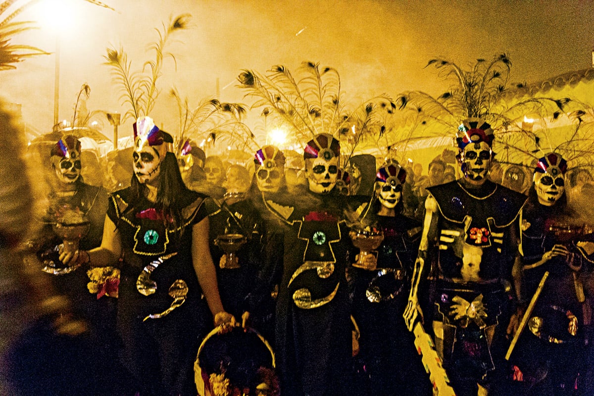 La clásica Feria del Día de Muertos es uno de los principales atractivos, donde podrás disfrutar de danzas tradicionales, admirar grandes ofrendas y participar en recorridos nocturnos por el panteón, creando una atmósfera mágica y respetuosa. 

Foto: Producción El Universal Puebla