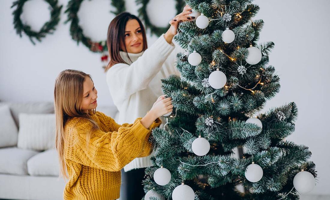La atmósfera navideña también se llena de la calidez visual de las luces brillantes, que iluminan las calles, las casas y las plazas, creando un ambiente acogedor y festivo que invita a compartir momentos especiales con seres queridos.
Foto: Producción El Universal Puebla