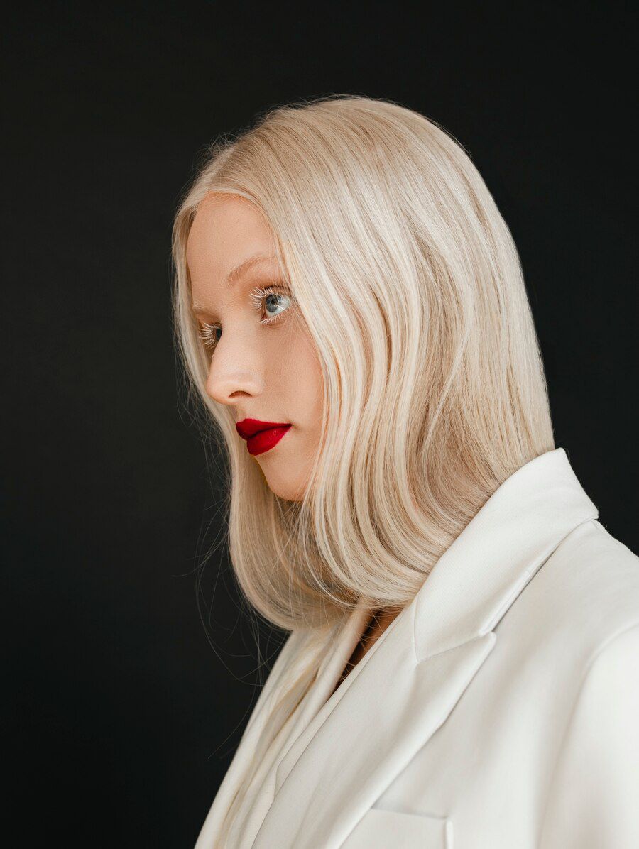 El mundo de la moda nos presenta el "Ice Blonde", para cubrir las canas con elegancia. Fuente: Freepik.