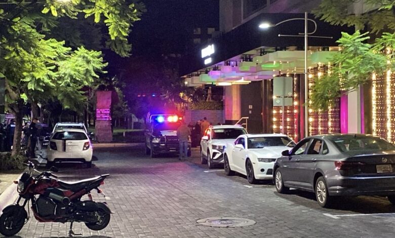El sonido de los disparos provocó una situación de alarma entre los residentes de edificios y condominios cercanos, como Sonata Towers, quienes se resguardaron en sus departamentos debido a la intensidad del ataque.
Foto: Producción El Universal Puebla