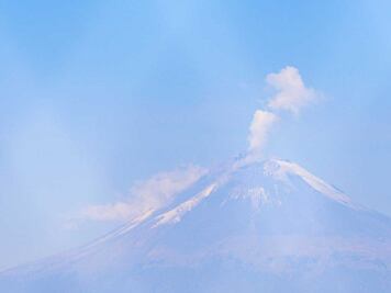 Amanece el Popocatépetl con nieve y fumarola