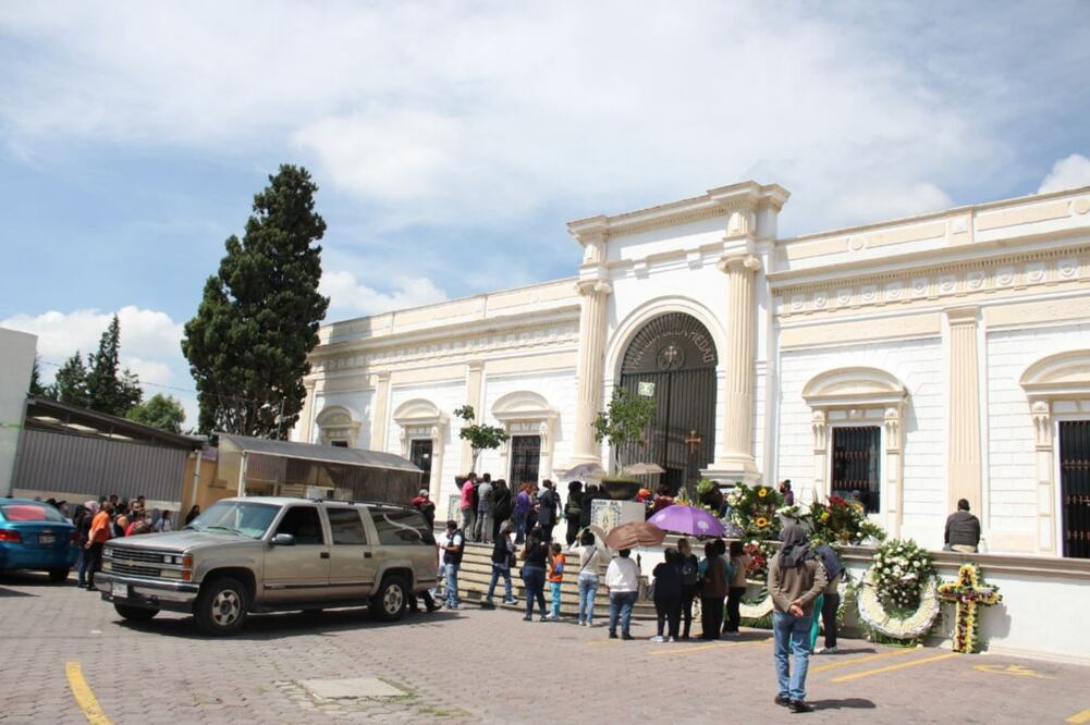 La tarifa para el uso del estacionamiento en el Panteón de La Piedad es de 10 pesos | Foto: Agencia Es Imagen para El Universal Puebla