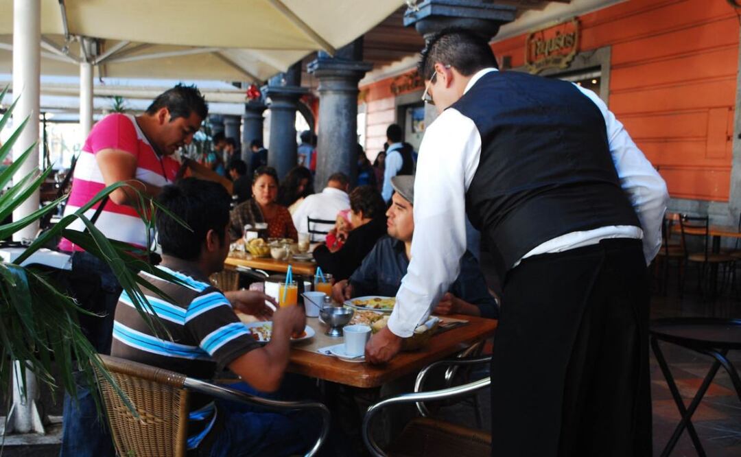 Los meseros de Puebla no puede exigirte propina, ya que es una gratificación voluntaria | Foto: Agencia Es Imagen para El Universal Puebla