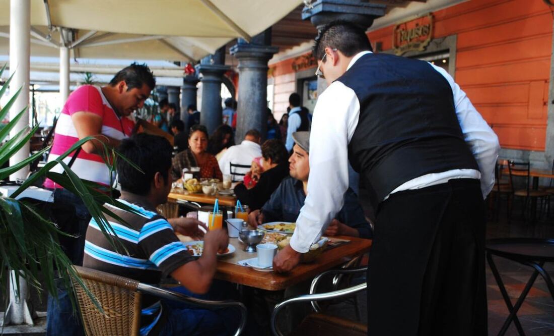 Los meseros de Puebla no puede exigirte propina, ya que es una gratificación voluntaria | Foto: Agencia Es Imagen para El Universal Puebla