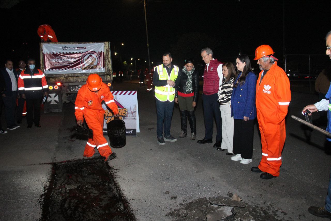 Pepe Chedraui supervisó el inicio de los trabajos del bacheo nocturno | Foto: Ayuntamiento de Puebla
