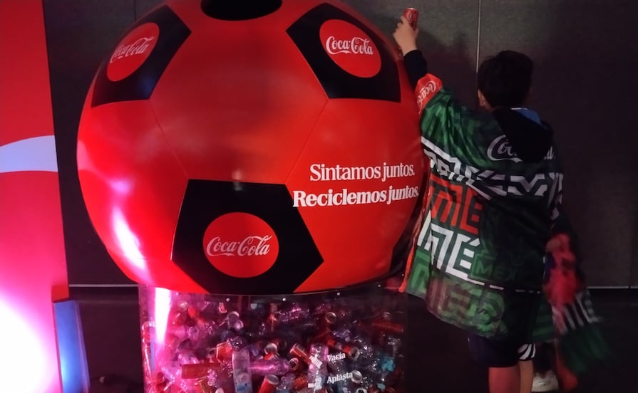 Recibe Gobierno de Pepe Chedraui donación de latas tras paso del FIFA World Cup Trophy Tour 2026 en Puebla