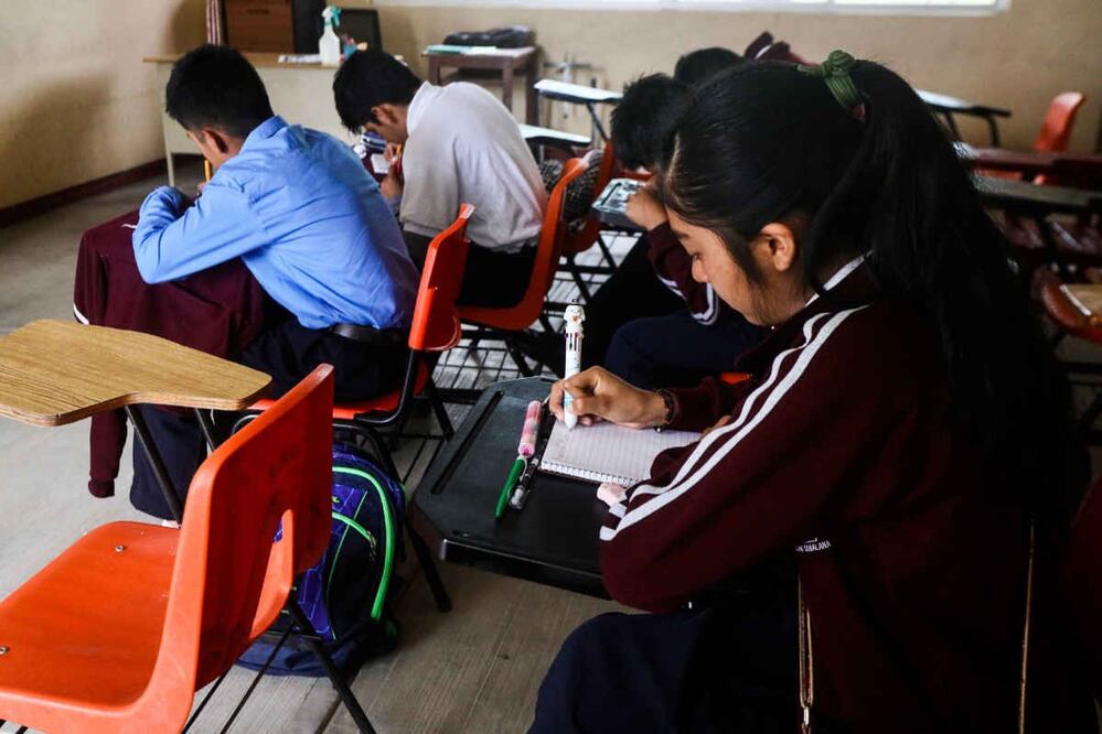 Esta iniciativa refleja el compromiso de su gobierno con el bienestar y la educación de las futuras generaciones, brindando un respaldo fundamental para que los estudiantes puedan continuar su formación académica sin contratiempos.


Foto: Producción El Universal Puebla