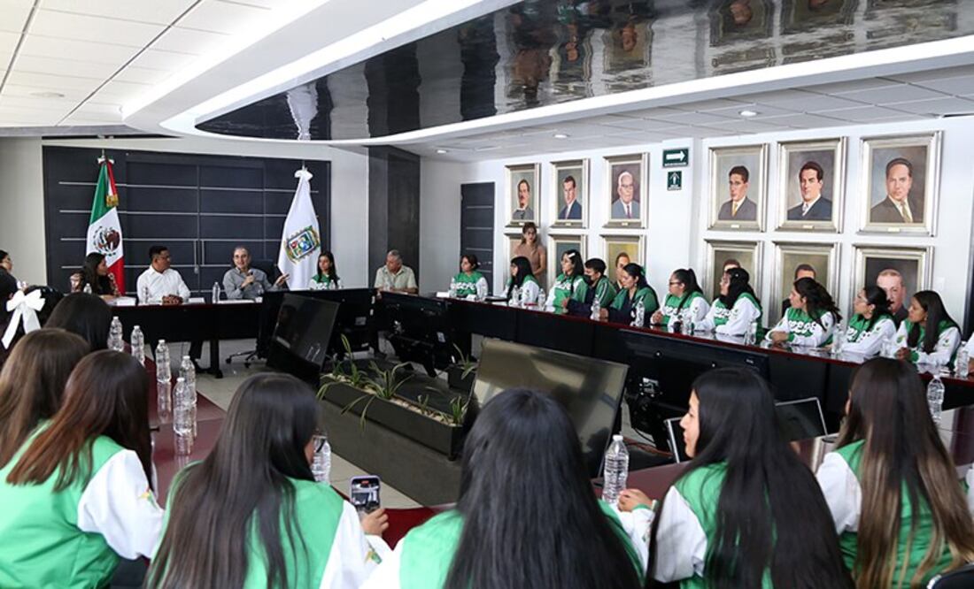 La SEP entregó reconocimientos a 60 estudiantes de la licenciatura de Educación Preescolar del BINE | Foto: SEP