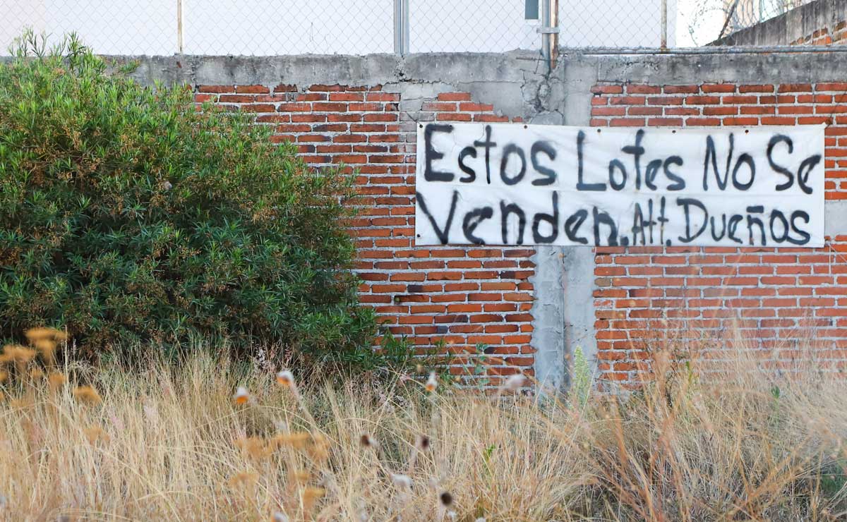 La compra de predios rústicos que se anuncian en postes o bardas resulta ser poco confiable | Foto: Agencia Es Imagen para El Universal Puebla