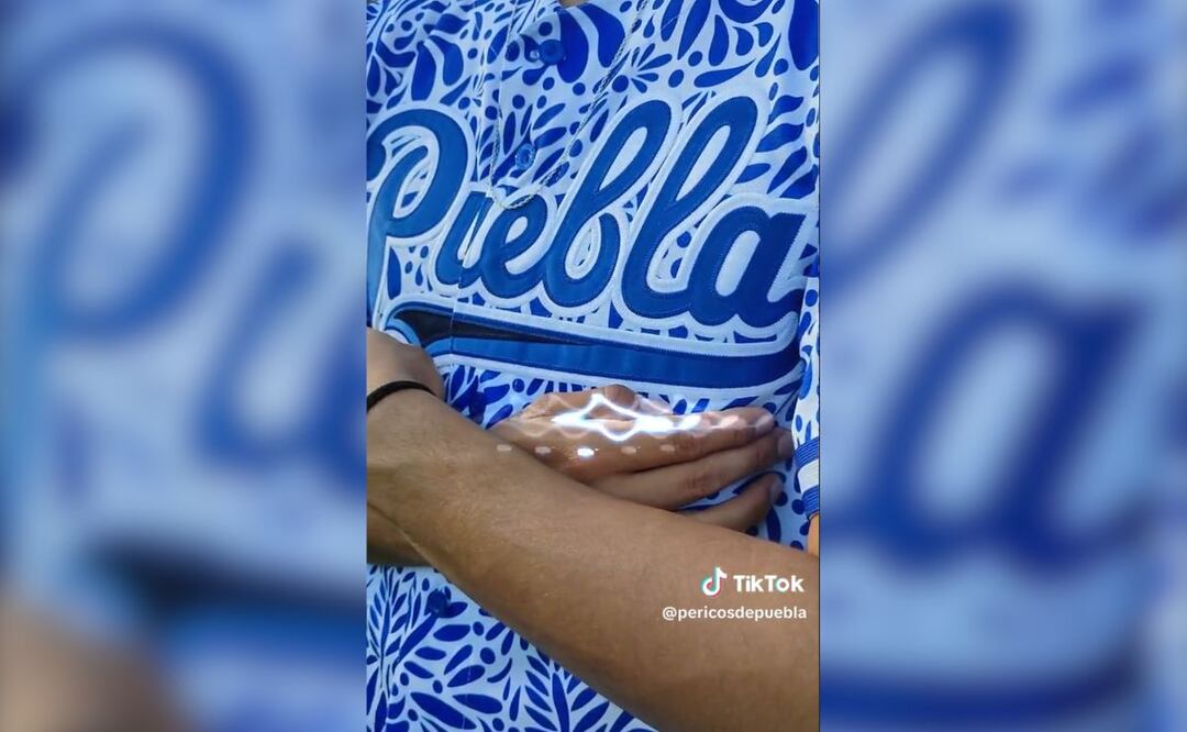 El nuevo jersey de talavera azul que lanzó Pericos Puebla tiene un costo de entre mil 450 y mil 520 pesos. | Foto: TikTok pericosdepuebla
