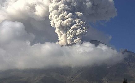 Popocatépetl no descansa, emite ceniza y material incandescente 