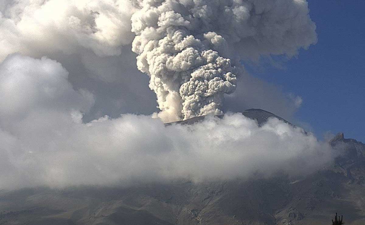 Popocatépetl no descansa, emite ceniza y material incandescente