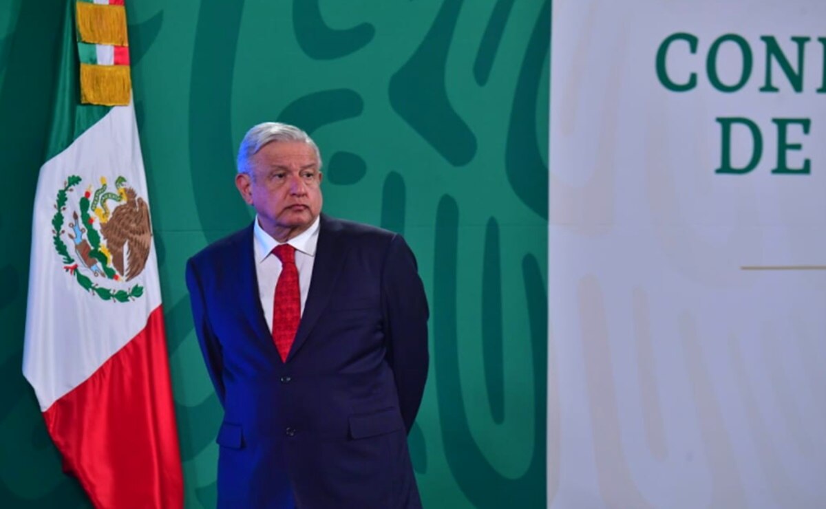 Le Monde toma nota de ataques de AMLO al INE y al INAI; ve una "hiperpresidencia"