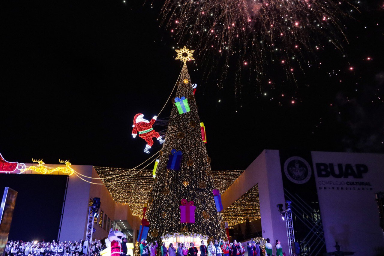 Así fue el espectacular encendido del árbol de Navidad en CCU de la BUAP