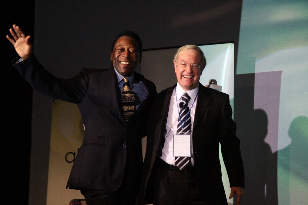 José Ramón Fernández con Pelé en foto de archivo. Foto: Cuartoscuro