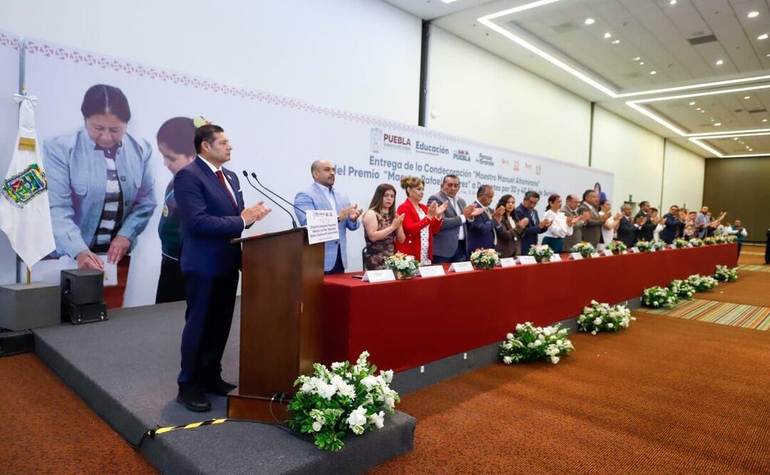 El gobernador Alejandro Armenta conmemoró el Día del Maestro | Fotos: Gobierno del Estado