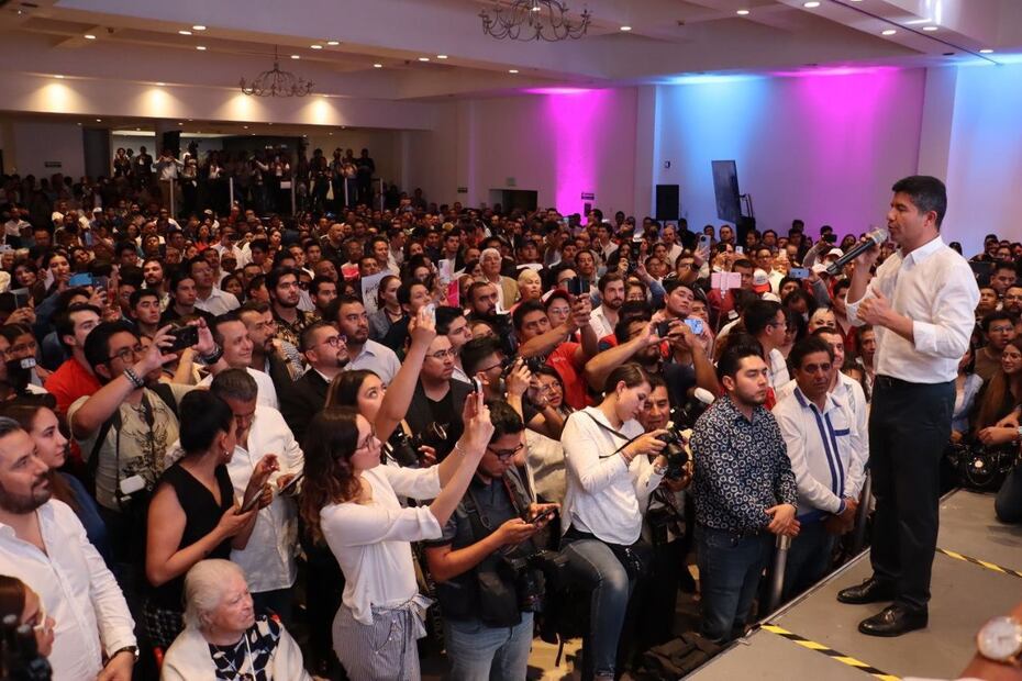Lalo Rivera asistió al IEE para registrarse como candidato a la gubernatura de Puebla | Especial