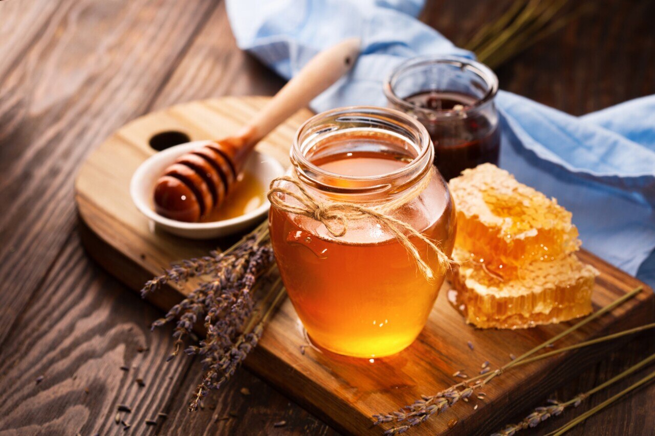 Lo primero que debes hacer antes de comprar un frasco de miel es leer cuidadosamente la etiqueta. Asegúrate de que en la lista de ingredientes no aparezcan términos como “jarabe de alta fructosa” o glucosa comercial. 

Foto: Producción El Universal Puebla