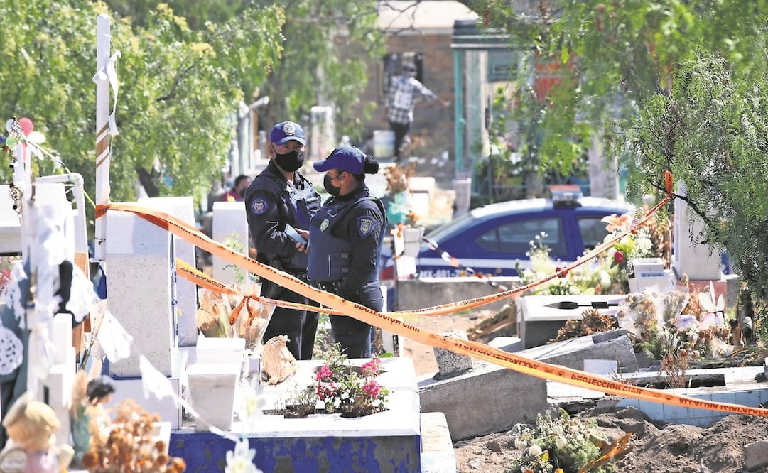 Policías mantienen vigilancia en el cementerio de Iztapalapa de donde fue exhumado el cuerpo. Foto: Jorge Alvarado. EL UNIVERSAL