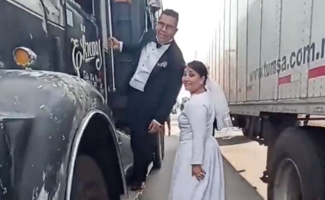 Una pareja de recién casados se hizo viral luego de quedar atrapados en un bloqueo en la México-Puebla y celebrar su boda en la carretera