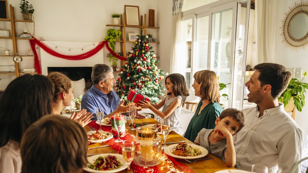 Las familias creyentes se congregan cada 24 de diciembre para celebrar una de las tradiciones más esperadas del año: la Cena de Nochebuena.

Foto: Producción El Universal Puebla