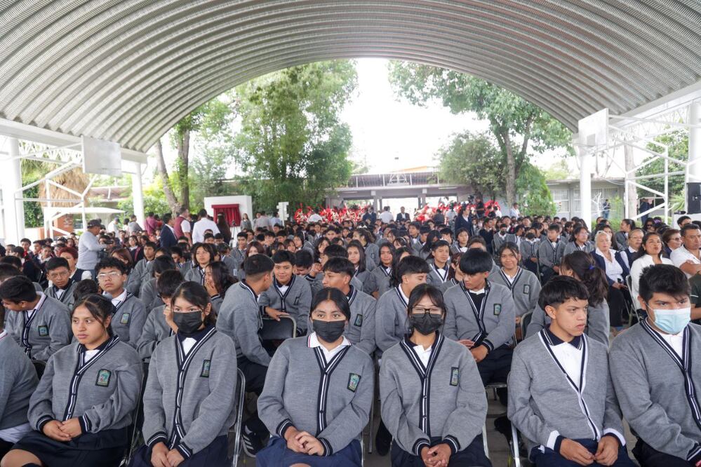 Alumnos de secundarias públicas de Puebla podrán obtener la Beca Rita Cetina | Foto: EsImagen