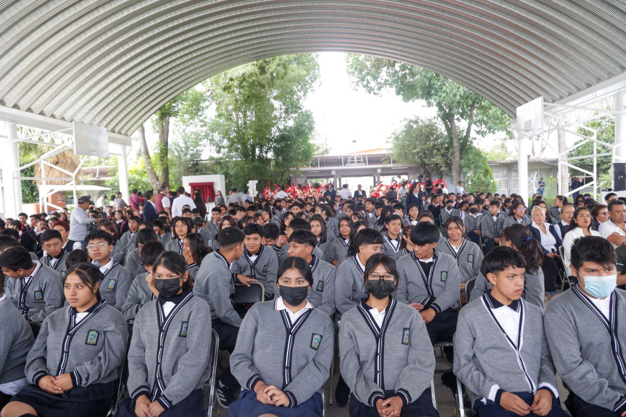 Alumnos de secundarias públicas de Puebla podrán obtener la Beca Rita Cetina | Foto: EsImagen