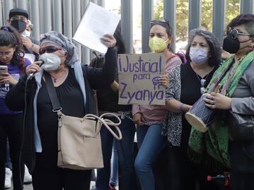 Graban a empleado de Fiscalía lanzando gas lacrimógeno a manifestantes