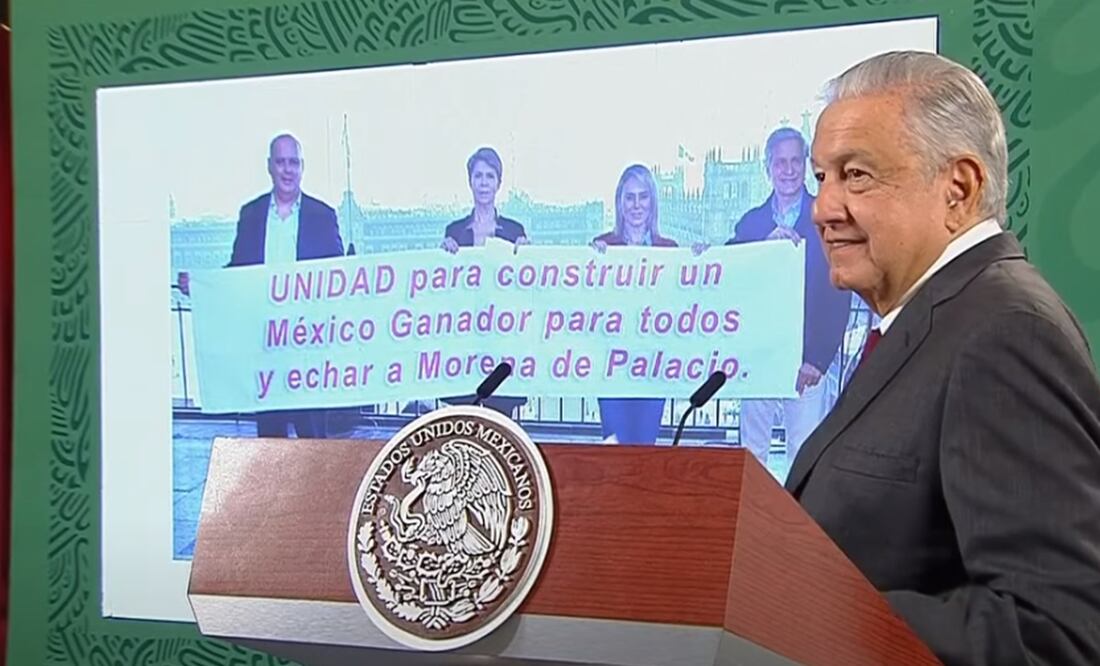 El Presidente exhibió una imagen en la que aparece Claudio X. González, Gustavo de Hoyos y la periodista y política Beatriz Pagés. Foto: Captura de pantalla