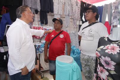 Fernando Morales visita el tianguis de "Los Lavaderos"