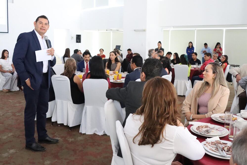 Alejandro Armenta acudió a la Asociación de Universidades e Instituciones de Educación Media Superior y Superior