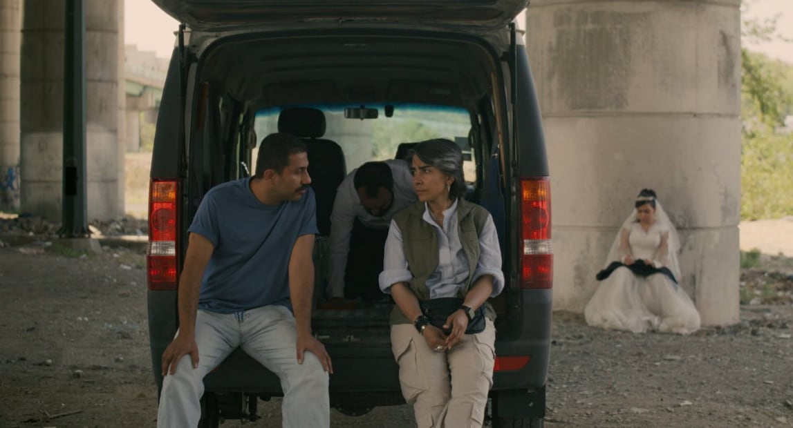 Cada una de las conversaciones, por más simples que parezcan, hablan abiertamente sobre el dolor y el trauma de sobrevivir a un régimen totalitario, todo mientras la poca moralidad que existe en el mundo se pone a debate | Foto: Memento Distribution